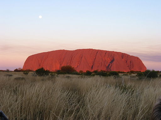 512px-Paul_Mannix_-_Uluru_(Ayers_Rock)_at_sunset,_Uluru-Kata_Tjuta_National_Park,_Australia_(by-sa)