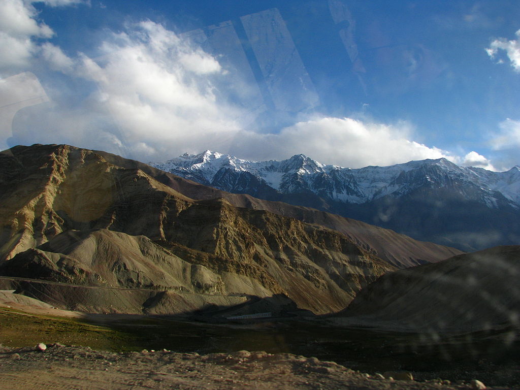 1024px-India_-_Ladakh_-_Travel_-_028_-_beautiful_scenery_on_the_way_towards_Srinagar_(3909076323)
